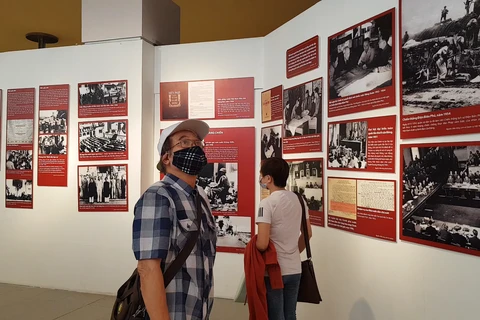 Người tham quan từ nhiều nơi đổ về Bảo tàng Hồ Chí Minh trong cuộc trưng bày "Việt Nam-Độc lập, tự cường" (Ảnh: Minh Anh/Vietnam+)