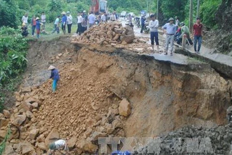Vào khoảng 7 giờ 30 phút ngày 25/6, tại Km 7 trên Quốc lộ 4D, thuộc địa bàn huyện biên giới Phong Thổ, nối liền tỉnh Lai Châu với tỉnh Điện Biên đã xảy ra lún sụt hố cát to, khiến đoạn Quốc lộ 4D này bị đứt, trôi đoạn đường dài 9m, rộng khoảng 10m và sâu 