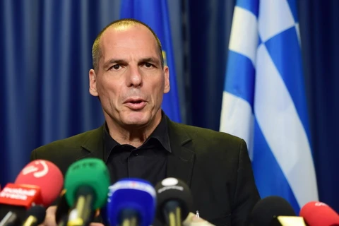  Phát biểu tại cuộc họp báo bên lề Hội nghị các Bộ trưởng Tài chính khu vực Eurogroup ở Brussels, Bỉ ngày 27/6, Bộ trưởng Tài chính Hy Lạp Yanis Varoufakis (ảnh) cho biết nước này sẽ tiếp tục các vòng đàm phán với nhóm chủ nợ quốc tế nhằm giải quyết cuộc 