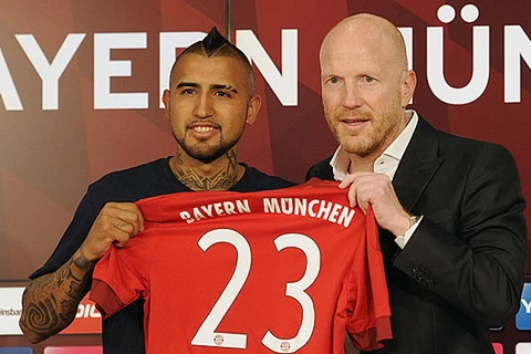 Cầu thủ quốc tế người Chile đã nhận chiếc áo đỏ số 23 trong đội hình của Bayern từ tay giám đốc thể thao Matthias Sammer (Nguồn: FC​Bayern)