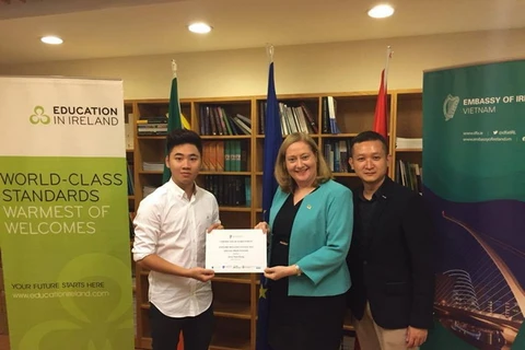 Đại sứ Đặc mệnh Toàn quyền Cộng hòa Ireland tại Việt Nam Cait Moran trao Giải đặc biệt cho Đoàn Minh Hoàng (Ảnh: Tuyến Phạm/Vietnam+)