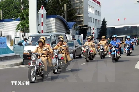 Lực lượng Cảnh sát giao thông và Thanh tra giao thông ra quân tuần tra trên các tuyến đường. (Ảnh. Hoàng Hải/TTXVN)