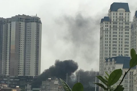 Đám khói bốc lên từ Công ty Điện lực Nam Từ Liêm. (Ảnh: Minh Sơn/Vietnam+)