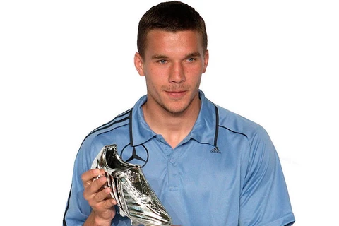 Podolski được nhận chiếc giày bạc tại Euro năm 2008 (Ảnh: Nguồn: Dfb.de)