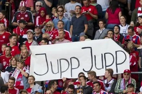Cổ động viên hân hoan trước sự trở lạ của "Bố Jupp" (Ảnh: Nguồn: Fcb.de)