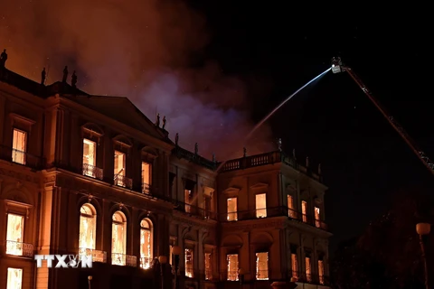 Hiện trường vụ hỏa hoạn tại Bảo tàng quốc gia Brazil ở Rio de Janeiro ngày 2/9. (Nguồn: AFP/TTXVN)