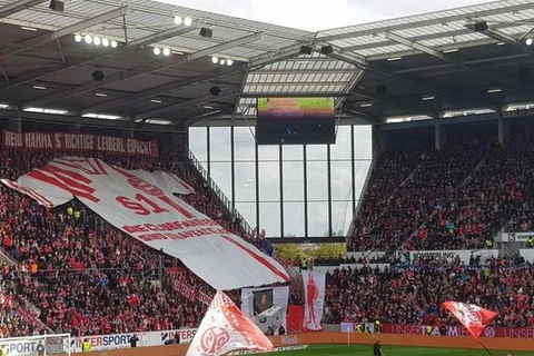 CĐV Bayern cho rằng màu đỏ trắng là màu truyền thống của câu lạc bộ (Ảnh: Nguồn Fcb.de)