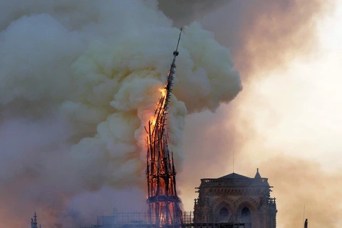 Ngọn tháp của Nhà thờ sụp đổ trong đám cháy giữa ngọn lửa bốc lên dữ dội và chưa có dấu hiệu suy giảm (Ảnh nguồn ABC News)