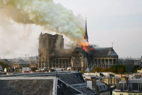 Nhà thờ Đức bà Paris bốc cháy dữ dội. (Ảnh: CNBC News)