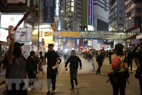 Người biểu tình tập trung tại khu vực Vịnh Causeway ở Hong Kong, Trung Quốc. (Nguồn: THX/TTXVN)