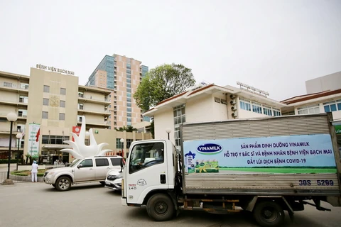 Vinamilk đã tổ chức ngay các chuyến xe đưa sản phẩm sữa đến bệnh viện Bạch Mai trong ngày 31/03 và những ngày sắp tới (Ảnh: Dũng Đỗ/Vietnam+)