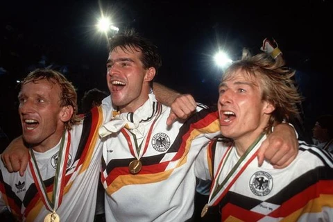 Các cầu thủ Đức ăn mừng chiếc cúp vô địch thế giới thứ 3 