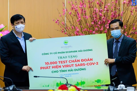 Ông Nguyễn Công Hồng - Tổng Giám đốc Công ty CP Ecopark Hải Dương trao 10.000 test chẩn đoán COVID-19 tới lãnh đạo Bộ Y tế (Ảnh: PV/Vietnam+) 