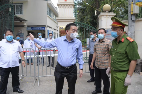 Chủ tịch Ủy ban Nhân dân thành phố Hà Nội, Chu Ngọc Anh đã trực tiếp kiểm tra việc thực hiện phong tỏa Bệnh viện K cơ sở Tân Triều và cơ sở Tam Hiệp, huyện Thanh Trì. (Ảnh: Hoàng Anh/Vietnam+)