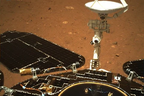 Những tấm pin mặt trời hướng về cảnh quan ngoài vũ trụ, cùng với đó là địa hình và đường chân trời trên Sao Hỏa là những nội dung trong các bức hình đầu tiên được tàu thăm dò của Trung Quốc gửi về trong ngày 19/5/2021. (Ảnh: THX/TTXVN)