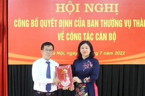 Phó Bí thư Thường trực Thành ủy Hà Nội Nguyễn Thị Tuyến trao Quyết định của Ban Thường vụ Thành ủy cho Phó Tổng Biên tập Lại Bá Hà. (Nguồn: Hànộimới)