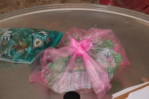 Gói kẹo vị ổi mà các học sinh Trường Tiểu học Tân Thành ăn và nghi bị ngộ độc. (Ảnh: Đậu Tất Thành/TTXVN)