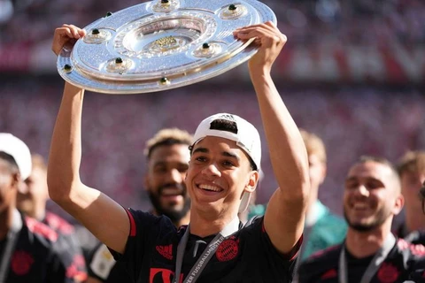 Nụ cười chiến thắng của các cầu thủ Bayern với chiếc Đĩa bạc thứ 11 liên tiếp.(Nguồn: FcB.com)