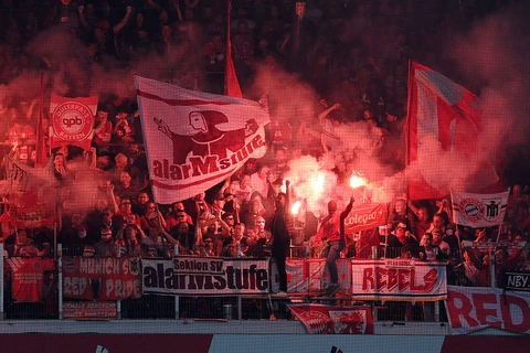 CĐV quá khích, Bayern Munich, Schalke 04 và Hertha Berlin bị phạt nặng
