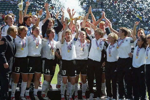 Màn ăn mừng danh hiệu Vô địch Thế giới lần đầu tiên hoành tráng của Tuyển Nữ Đức World Cup Nữ 2003 tại Mỹ. (Nguồn DFB.de)