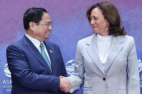 Thủ tướng Phạm Minh Chính và Phó Tổng thống Hoa Kỳ, Kamala Harris gặp gỡ nhân dịp dự Hội nghị Cấp cao ASEAN 43 và các Hội nghị Cấp cao liên quan tại Jakarta, Indonesia. (Ảnh: Dương Giang/TTXVN) 