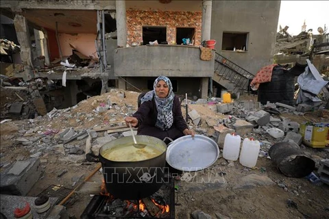 Người dân Palestine sống trong những căn nhà đổ nát do xung đột tại thành phố Khan Younis, Dải Gaza, ngày 26/11/2023. (Ảnh: THX/TTXVN) 