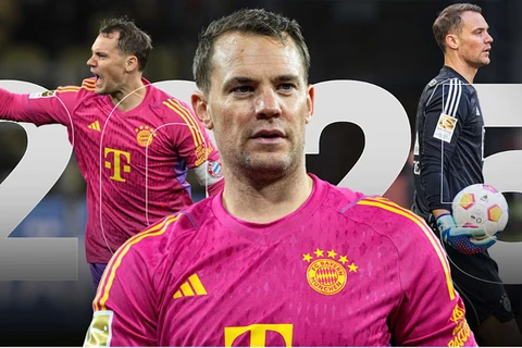 Manuel Neuer trong ngày đầu tiên ở Bayern nói chuyện với huấn luyện viên lúc đó là Jupp Heynckes (Nguồn: FCB)