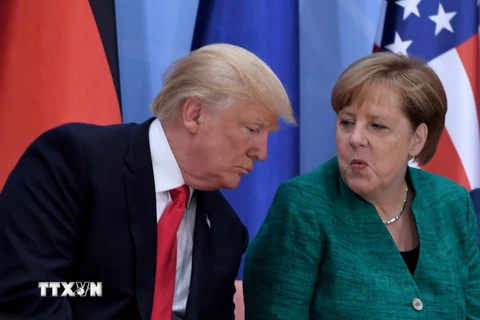 Thủ tướng Đức Angela Merkel (phải) và Tổng thống Mỹ Donald Trump trong cuộc gặp tại Đức tháng 7/2017. (Nguồn: AFP/TTXVN)