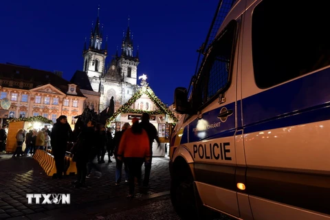 Cảnh sát gác gần một chợ Giáng Sinh ở thủ đô Praha, CH Séc. (Nguồn: AFP/TTXVN)