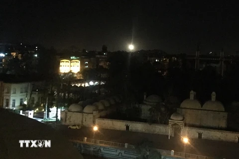 Tên lửa phòng không bay trên bầu trời tại phía nam Damascus, Syria ngày 17/4. (Nguồn: THX/TXVN)