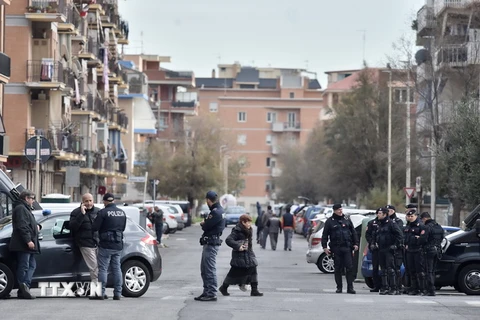 Cảnh sát Italy tuần tra tại Ostia ngày 28/11/2017. (Nguồn: AFP/TTXVN)