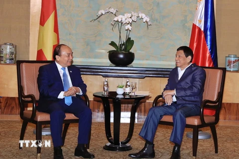 Thủ tướng Chính phủ Nguyễn Xuân Phúc (trái) và Tổng thống Philippines Rodrigo Duterte. (Nguồn: TTXVN)