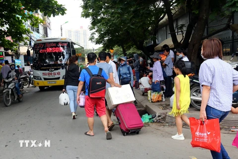 Người dân từ các tỉnh trở về Thủ đô Hà Nội tại bến xe Giáp Bát. (Nguồn: Danh Lam – TTXVN)