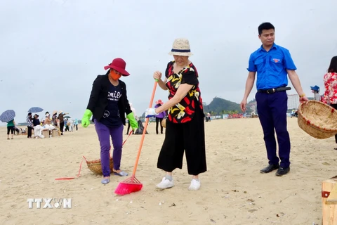 Đông đảo người dân thành phố Hạ Long tham gia dọn sạch môi trường biển. (Nguồn: Văn Đức - TTXVN)