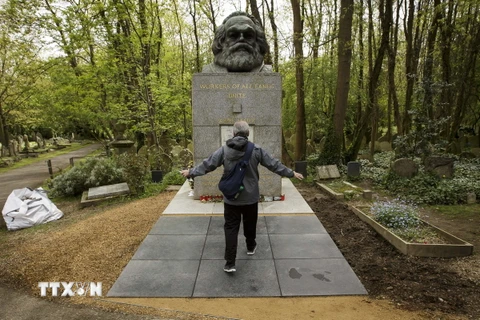 Người dân thăm mộ Karl Marx tại nghĩa trang Highgate ở London, Anh ngày 3/5. (Nguồn: THX/TTXVN)