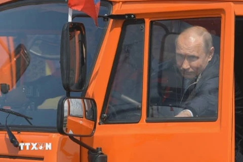 Tổng thống Nga Putin lái xe khánh thành cầu Crimea. (Nguồn: Trendolizer)