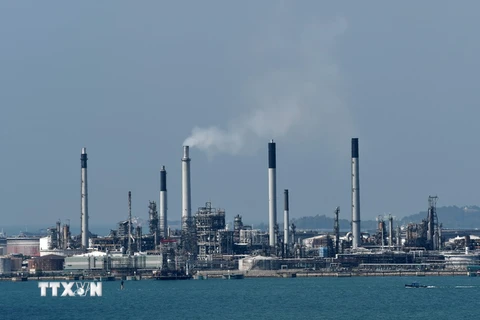 Cơ sở khai thác dầu trên đảo Bukom, ngoài khơi Singapore ngày 19/2. (Nguồn: AFP/TTXVN)