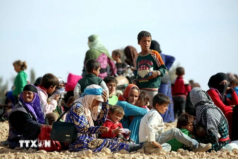 Phụ nữ và trẻ em Syria chạy trốn khỏi các khu vực do Tổ chức Nhà nước Hồi giáo (IS) tự xưng kiểm soát. (Nguồn: AFP/TTXVN)