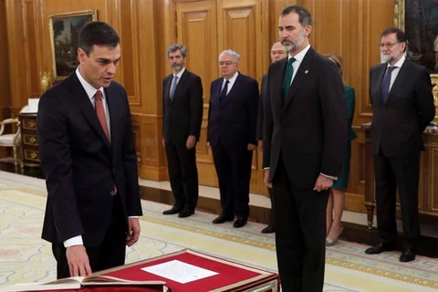 Ông Pedro Sanchez tuyên thệ nhậm chức Thủ tướng Tây Ban Nha. (Nguồn: Al Jazeera)
