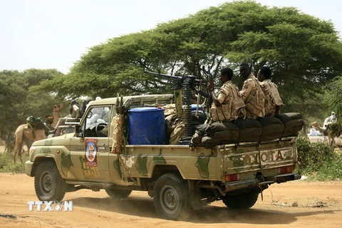 Các lực lượng do Chính phủ Sudan hậu thuẫn trong chiến dịch truy quét phiến quân tại Nam Darfur ngày 23/9/2017. (Nguồn: AFP/TTXVN)
