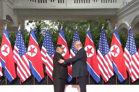 Khoảnh khắc bắt tay lịch sử giữa Tổng thống Mỹ Donald Trump và nhà lãnh đạo Triều Tiên Kim Jong-un. (Nguồn: CNN)