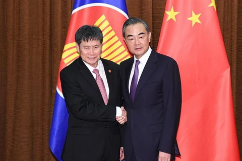 Ngoại trưởng Trung Quốc Vương Nghị và Tổng thư ký ASEAN Lim Jock Hoi. (Nguồn: THX)