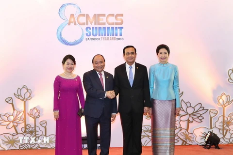 Thủ tướng Nguyễn Xuân Phúc và Phu nhân với Thủ tướng Thái Lan Prayuth Chan - Ocha và Phu nhân. (Nguồn: Thống Nhất/TTXVN)