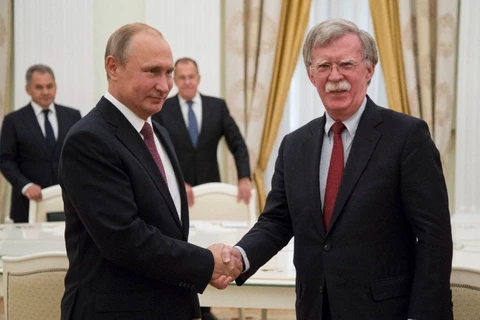 Tổng thống Nga Vladimir Putin (trái) và Cố vấn An ninh Quốc gia Mỹ John Bolton. (Nguồn: NYT)