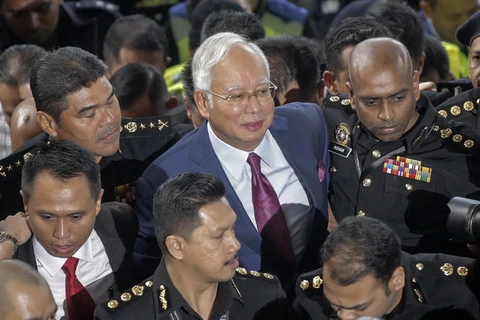 Cựu Thủ tướng Malaysia Najib Razak (giữa) tới Tòa thượng thẩm Kuala Lumpur ngày 4/7. (Nguồn: EPA/ TTXVN)