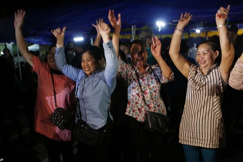 Người dân Thái Lan mừng vui sau khi nghe tin tất cả các thành viên đội bóng đã ra ngoài an toàn. (Nguồn: Daily Mail)