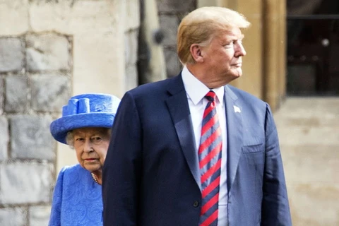 Tổng thống Mỹ liên tục vi phạm các quy tắc Hoàng gia Anh. (Nguồn: Daily Mail)