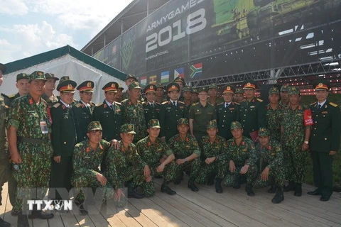 Đội Việt Nam tập luyện để chuẩn bị cho Tank Biathlon. (Nguồn: TTXVN)