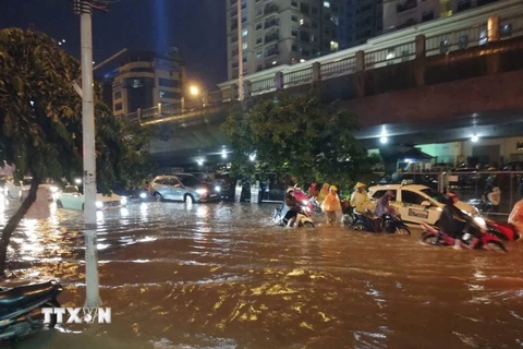 Mưa lớn gây ngập tại khu vực đường Minh Khai. (Nguồn: Thanh Tùng/TTXVN)