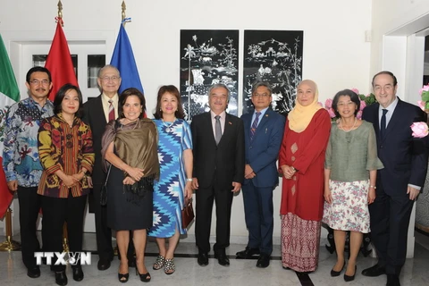 Đại sứ Nguyễn Hoài Dương cùng Phu nhân và các đại sứ, đại biện của Malasia, Indonesia, Filipinas và Thái Lan, và đại diện Bộ Ngoại giao Mexico. (Nguồn: Việt Hùng/Vietnam+)